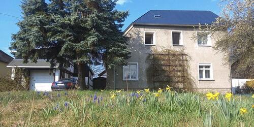 Foto - Traditionelles Familen Haus mit Garten und Scheune