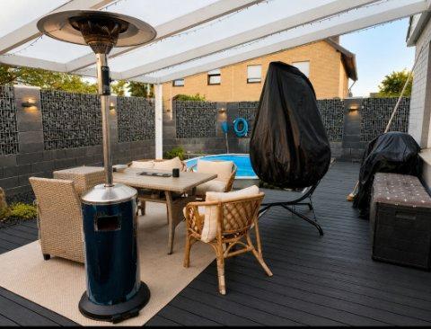 Foto - Haus Bungalow mit Pool und Terasse freistehend Photovoltaik