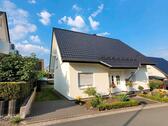Foto - Freistehendes Einfamilienhaus mit großer Garage