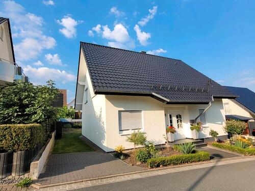 Foto - Freistehendes Einfamilienhaus mit großer Garage