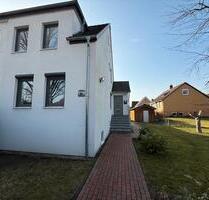 Kernsanierte Doppelhaushälfte in Hannover Davenstedt mit Bauland