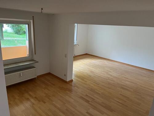 Foto - 3,5-Zimmer-Hochparterre-Wohnung mit Balkon, EBK & TG-Stellplatz