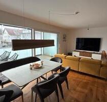 Neuwertige 4-Zi.-Wohnung mit Balkon, Aufzug, Garage + Stellplatz - Schorndorf