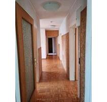 Ein großer, geräumiger Raum in Stuttgart zur Zwischenmiete verfüg Ein großer, geräumiger Raum in Stuttgart zur Zwischenmiete verfüg