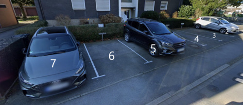 Foto - gepflegter Stellplatz vor Mehrfamilienhaus