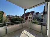 Foto - Neu renoviert: Barrierefreie 2-Zi.-Wohnung, Balkon, TG-Platz,EBK