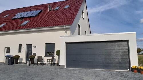 Foto - Moderne Doppelhaushälfte mit Doppelgarage und Einbauküche