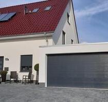 Moderne Doppelhaushälfte mit Doppelgarage und Einbauküche - Lengede