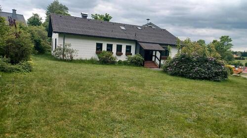 Foto - Bungalow mit Doppelgarage und großen Garten