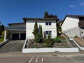 Foto - Charmanter Winkelbungalow mit Einliegerwohnung, Doppelgarage und traumhaftem Südost-Freisitz – ideales Zuhause für Familien oder Wohnen & Arbeiten unter einem Dach
