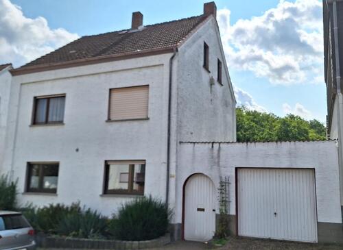 Foto - Ein- bis Zweifamilienhaus mit großem Grundstück u. Hallenbad