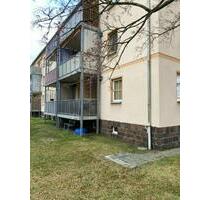 oberhalb Heinrich Zille Weg - 3 Raumwohnung mit Einbauküche, Balkon und Blick ins Grüne im Erdgeschoß - Freiberg