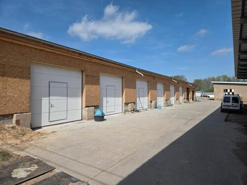 Foto - gedämmte Großraumgarage mit Wasser und Strom 16A