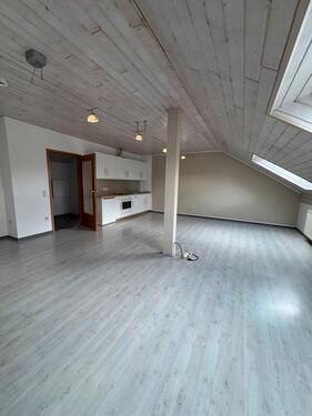 Foto - DG-Wohnung - 600,00 EUR Kaltmiete,