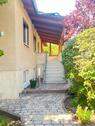 Foto - Einfamilienhaus mit überdachter Terrasse, kleinem Garten u.Garage