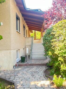 Foto - Einfamilienhaus mit überdachter Terrasse, kleinem Garten u.Garage