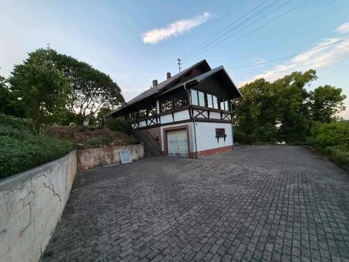 Foto - Großzügiges Einfamilienhaus mit vermieteter Einliegerwohnung