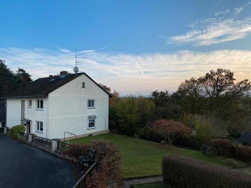 Foto - Zweifamilienhaus mit großem Grundstück und Doppelgarage