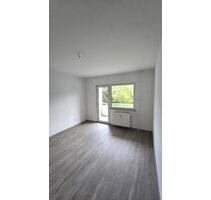 Sehr schöne komplett sanierte 2 Zimmer Wohnung mit Balkon in Oberhausen zu vermieten