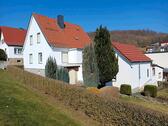 Foto - Haus mit Garten und Nebengelass