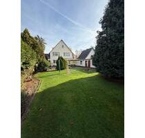 Geräumiges Zweifamilienhaus mit 4 Zimmern, 2 Garagen und einem großen Garten in Lampertheim