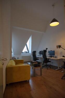 Foto - Büroraum und Arbeitsplätze in Dachgeschossbüro in Neukölln - All-in-Miete