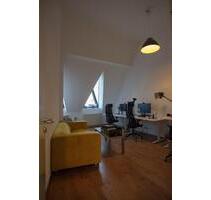 Büroraum und Arbeitsplätze in Dachgeschossbüro in Neukölln - All-in-Miete - Berlin