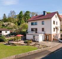 Großzügige Obergeschosswohnung mit Balkon, Dachgeschosszimmer und Kelleranteil – Ruhe und Komfort in Ringgau-Lüderbach“