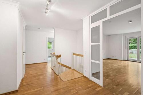 Foto - FÜR DIE GANZE FAMILIE - RENOVIERTE 6-ZIMMER-WOHNUNG MIT PARKÄHNLICHEM GARTEN IN TRAUMHAFTER UMGEBUNG