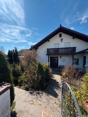 Foto - Großes Einfamilienhaus mit Anbauten, Garten, Nebengebäude, Bach