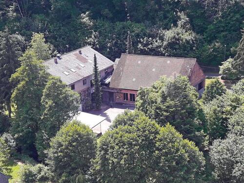 Foto - Gebäude mit industriellem Scharm und parkähnlichem Grundstück