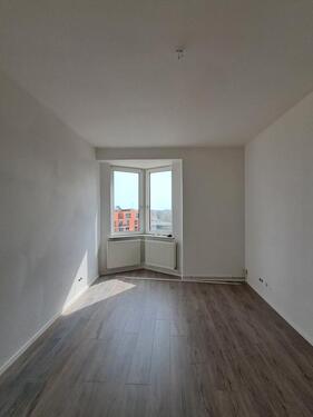 Foto - Anfragen NUR per E-Mail. Über den Dächern Bremerhavens – 3-Zimmer-Wohnung im 4. OG mit Balkon.