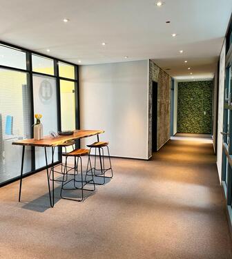 Foto - Top ausgestattetes Büro mit Aufzug, Designmöbeln & Stellplätzen – sofort bezugsbereit!