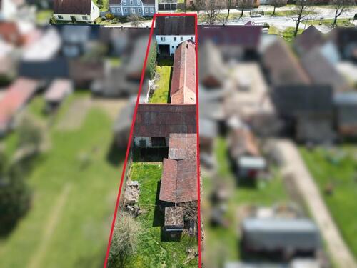 Foto - Großzügiges Einfamilienhaus mit Nebengebäuden, großem Garten