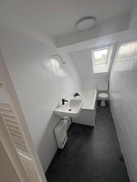 Foto - Frisch renovierte 4-Zimmer-Dachgeschosswohnung mit Einbauküche