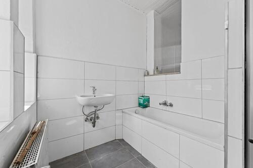 Foto - 5-Zimmer-Wohnung mit Balkon, Loggia, EBK und Gartenmitbenutzung z