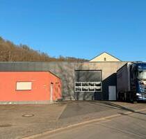 Moderne Produktion- Lagerhalle - hohe Rolltore- in Siegen