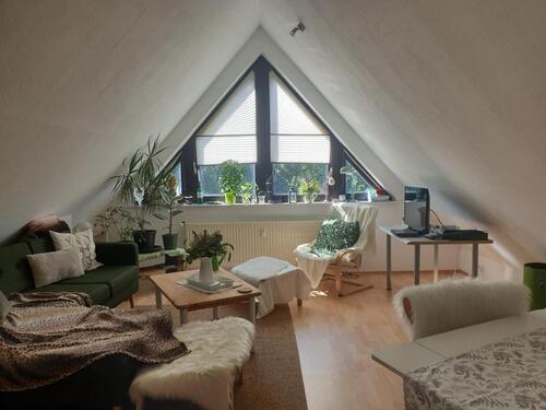 Foto - schöne Dachgeschosswohnung mit zwei Zimmern und Einbauküche