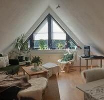 schöne Dachgeschosswohnung mit zwei Zimmern und Einbauküche - Heide