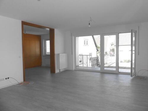 Foto - Frisch renovierte 4,5 Zimmer Wohnung mit Garage und großem Garten!
