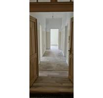 Helle 4 Raum Wohnung mit Einbauküche, PKW Stellplatz und Balkon - Lößnitz