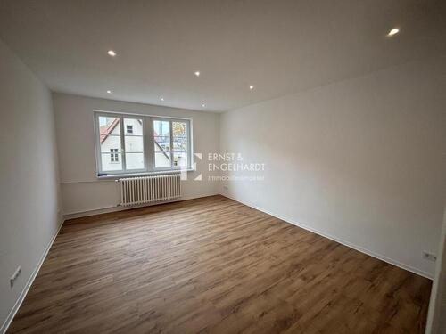 Foto - Frisch renovierte, lichtdurchflutete 2-Zimmer-Wohnung mit Dachterrasse in zentraler Lage (2. OG)