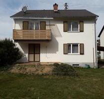 Ein- bis Zweifamilienhaus mit großem Grundstück in Welden 1.306m²