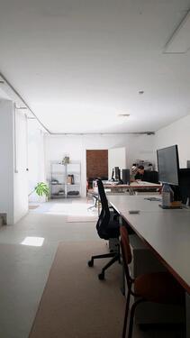Foto - Schreibtischplatz im kreativen Coworking-SpaceAtelierStudio