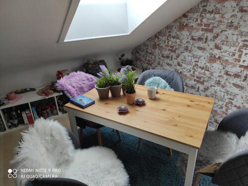 Foto - Nettes sauberes Zimmer mit Dachfenster.