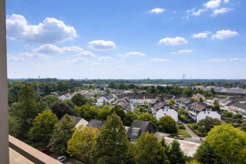 Foto - 4-Z-Whg. ganz oben, TG, 2 Aufzüge, Gäste-WC, Loggia mit Weitblick