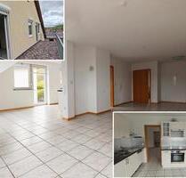 Helle Dachgeschoss-Wohnung, 3,5 Zimmer mit Balkon & Garage - Leinach