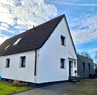 Foto - Doppelhaushälfte mit Wintergarten, Garten, Terrasse und Parkplatz