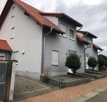 Doppelhaushälfte zu vermieten - 1.700,00&nbsp;EUR Kaltmiete, ca.&nbsp; 142,00&nbsp;m&sup2; in Ramstein-Miesenbach (PLZ: 66882) Hütschenhausen