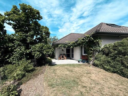 Foto - Lichtdurchfluteter Bungalow mit großem Garten + gemütlichem Kamin